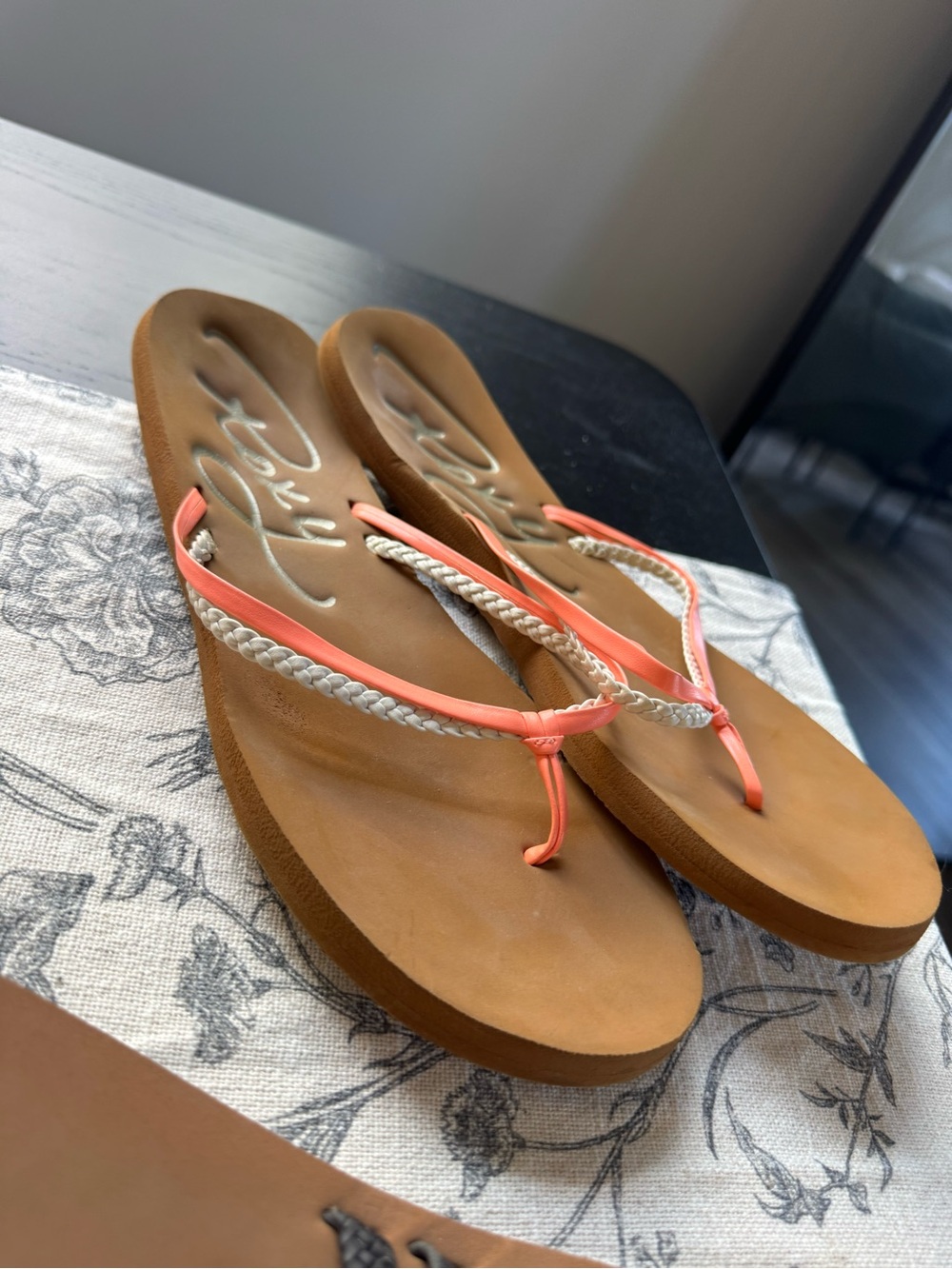 Reef & Roxy Women's flip flops - Picture 3 of 5